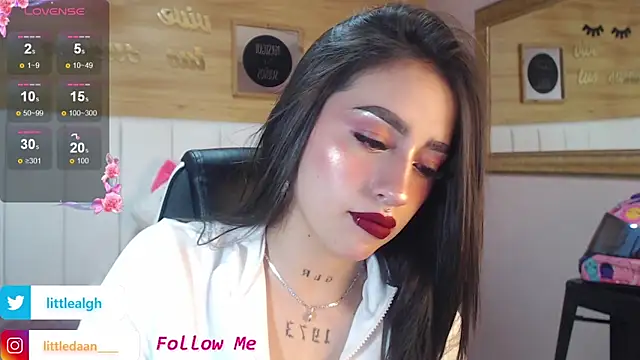 Abril Velvet a  online show from 10/25/25, 01:34