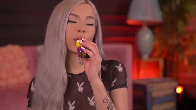 Snapshot of NickyBenz chatting on 11/08/25, 07:06 NickyBenz online show from 11/08/25, 07:06