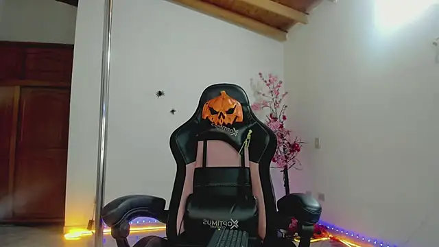 Snapshot of auraeroticaxxx chatting on 10/19/25, 04:04 auraeroticaxxx online show from 10/19/25, 04:04