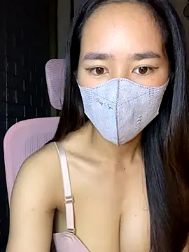 Snapshot of TiNa_04 chatting on 09/25/25, 10:32 TiNa 04 online show from 09/25/25, 10:32