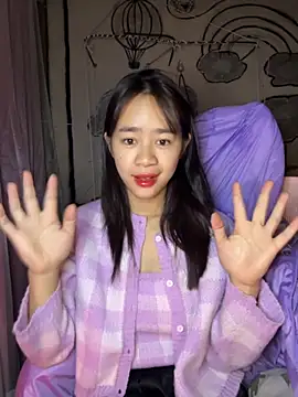 Snapshot of TiNa_04 chatting on 11/29/25, 12:33 TiNa 04 online show from 11/29/25, 12:33