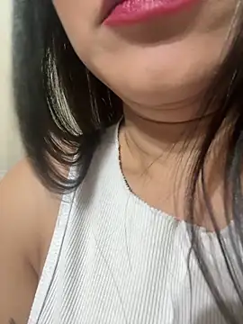 Snapshot of ReinaChloe chatting on 05/27/26, 04:09 ReinaChloe online show from 05/27/26, 04:09