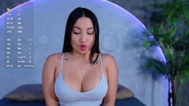 ReinaChloe online show from 04/10/26, 04:36