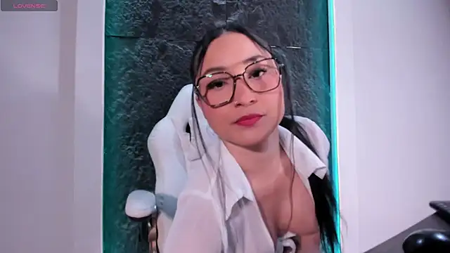 Snapshot of ReinaChloe chatting on 09/17/25, 04:42 ReinaChloe online show from 09/17/25, 04:42