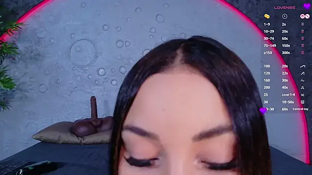 ReinaChloe online show from 04/17/26, 04:32