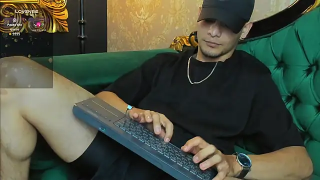 Snapshot of AlessandroKiing chatting on 07/14/26, 08:04 AlessandroKiing online show from 07/14/26, 08:04