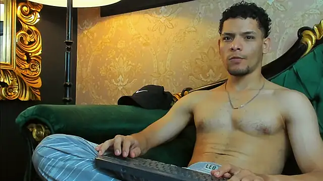 Snapshot of AlessandroKiing chatting on 07/18/26, 02:20 AlessandroKiing online show from 07/18/26, 02:20