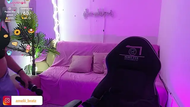 Snapshot of Ameliiaa_tay chatting on 11/26/25, 11:43 Ameliiaa tay online show from 11/26/25, 11:43