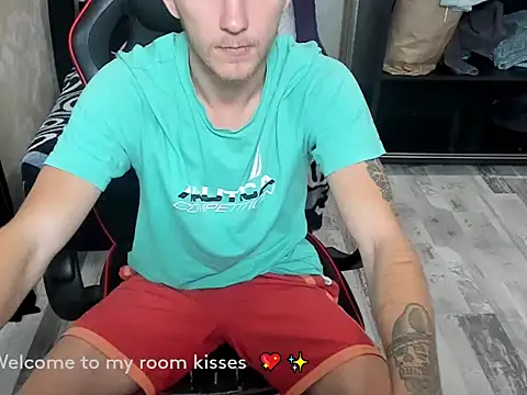 Snapshot of HugeDickFuck chatting on 10/28/25, 10:52 HugeDickFuck online show from 10/28/25, 10:52