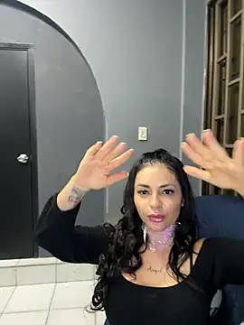 Snapshot of laura_luxe chatting on 05/23/26, 07:35 laura luxe online show from 05/23/26, 07:35