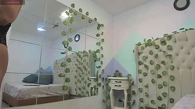 Snapshot of ZaharaSkylar chatting on 10/21/25, 11:42 ZaharaSkylar online show from 10/21/25, 11:42