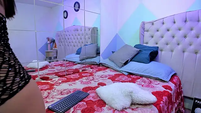 Snapshot of ZaharaSkylar chatting on 12/18/25, 11:47 ZaharaSkylar online show from 12/18/25, 11:47