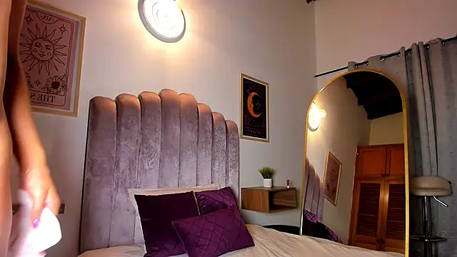 samaantha lux online show from 12/18/25, 10:19