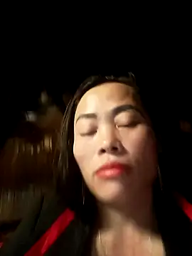 Snapshot of CoMay003 chatting on 12/22/25, 02:33 CoMay003 online show from 12/22/25, 02:33