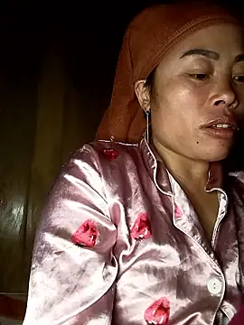 Snapshot of CoMay003 chatting on 01/17/26, 01:15 CoMay003 online show from 01/17/26, 01:15