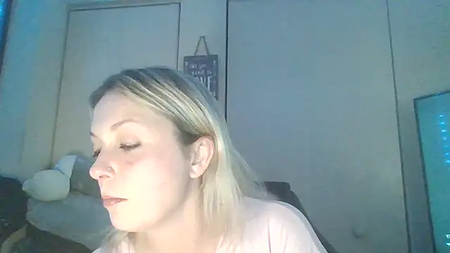 Candykissesxoxo online show from 11/02/25, 07:24