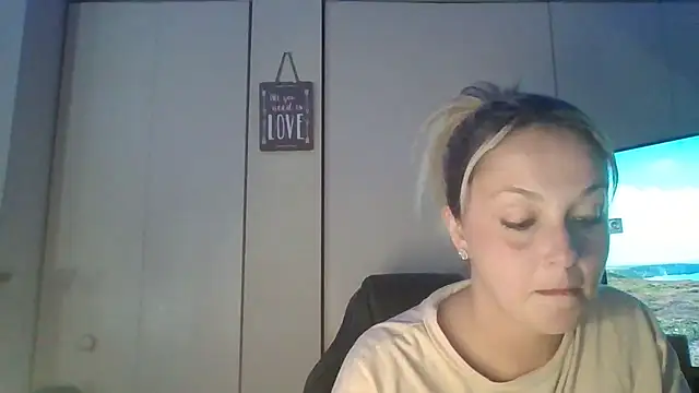 Candykissesxoxo online show from 10/12/25, 08:26