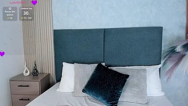 Laura Ivy online show from 12/18/25, 12:42