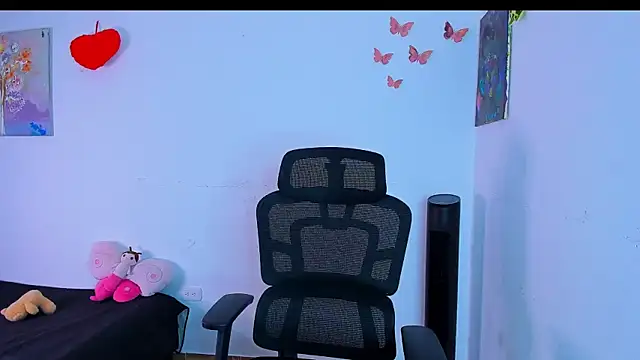 Laura Ivy online show from 07/04/26, 01:26