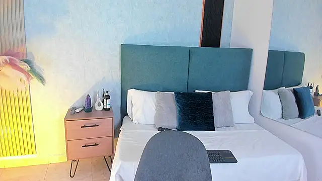 Laura Ivy online show from 03/12/26, 12:31