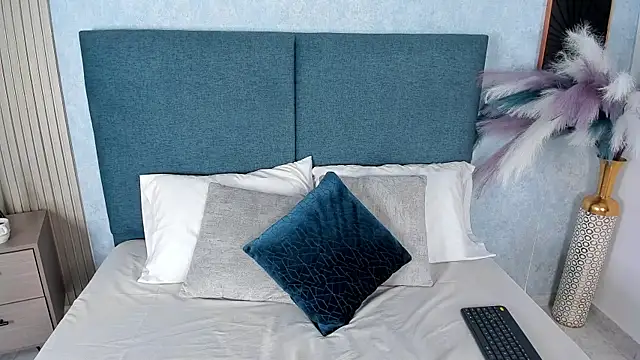 Laura Ivy online show from 11/27/25, 01:00