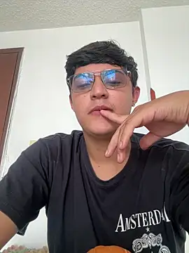 Snapshot of yesitwink_ chatting on 04/06/26, 02:18 yesitwink online show from 04/06/26, 02:18