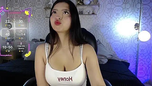 Snapshot of Helengolden_ chatting on 11/07/25, 11:48 Helengolden online show from 11/07/25, 11:48