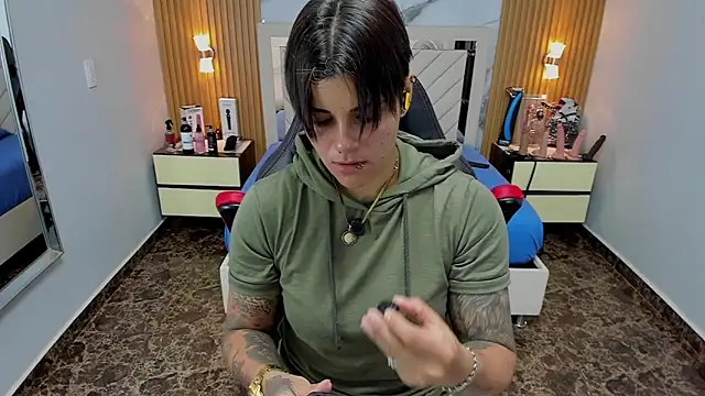 KAROLLJONES1 online show from 12/02/25, 07:37