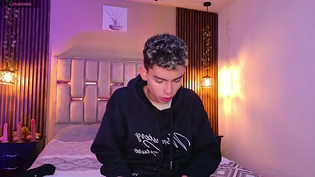Room 69x online show from 05/05/26, 12:08