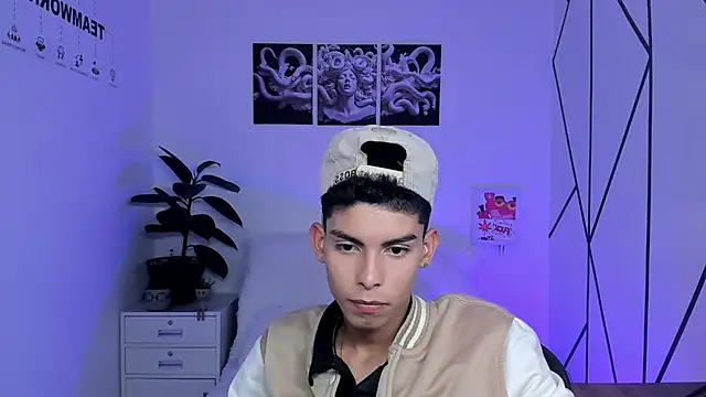 Room 69x online show from 11/28/25, 09:04