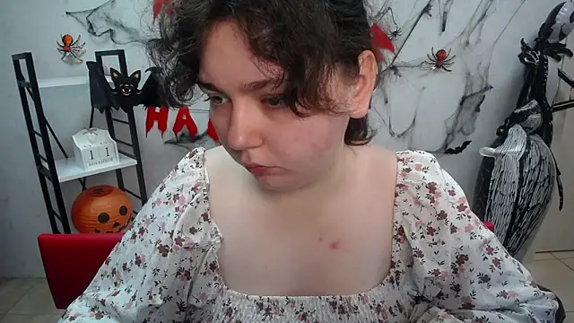 Snapshot of NeonilaLisova chatting on 11/11/25, 12:00 NeonilaLisova online show from 11/11/25, 12:00