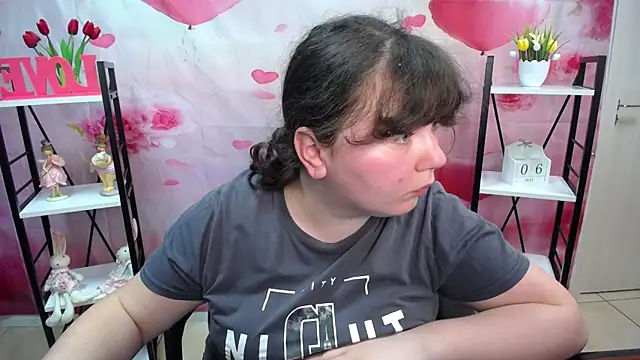 NeonilaLisova online show from 05/06/26, 11:03