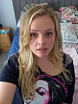 Snapshot of Bridgette03 chatting on 10/15/25, 02:32 Bridgette03 online show from 10/15/25, 02:32