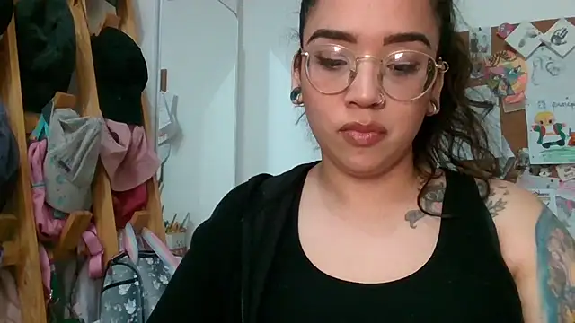 Snapshot of GypsyMamacita chatting on 09/17/25, 02:52 GypsyMamacita online show from 09/17/25, 02:52