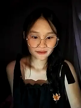 Snapshot of saronla_03 chatting on 10/27/25, 03:57 saronla 03 online show from 10/27/25, 03:57