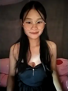 Snapshot of saronla_03 chatting on 10/28/25, 07:40 saronla 03 online show from 10/28/25, 07:40