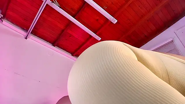 Snapshot of emma_madi chatting on 09/25/25, 12:00 emma madi online show from 09/25/25, 12:00