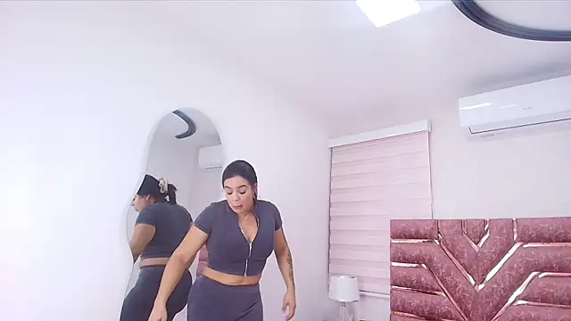 Snapshot of emma_madi chatting on 12/03/25, 11:53 emma madi online show from 12/03/25, 11:53