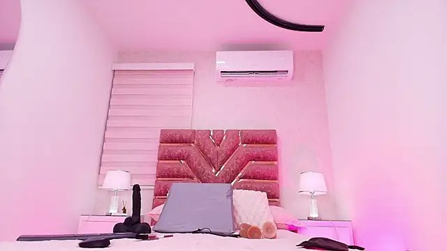 Snapshot of emma_madi chatting on 11/23/25, 11:53 emma madi online show from 11/23/25, 11:53