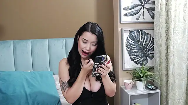 Snapshot of SophieSkyess chatting on 10/14/25, 01:23 SophieSkyess online show from 10/14/25, 01:23