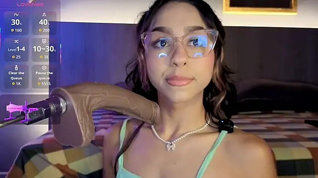 RACHELRUIZ online show from 04/08/26, 10:44