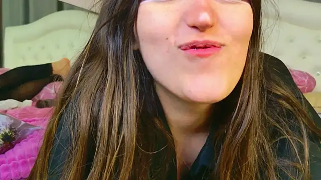 Snapshot of kamila_blush chatting on 10/28/25, 10:03 kamila blush online show from 10/28/25, 10:03