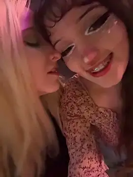 Snapshot of kamila_blush chatting on 12/23/25, 12:33 kamila blush online show from 12/23/25, 12:33