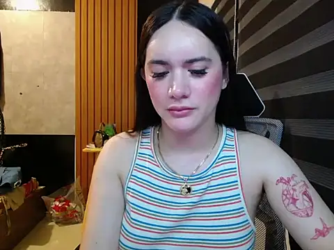 Snapshot of Yhanbeaufort18 chatting on 09/19/25, 01:37 Yhanbeaufort18 online show from 09/19/25, 01:37