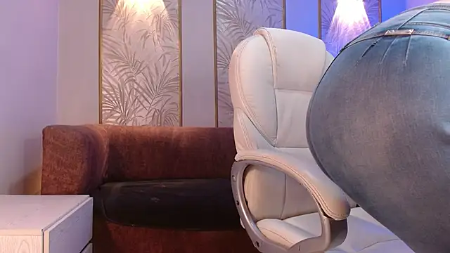 Snapshot of Amie_gh chatting on 10/18/25, 11:23 Amie gh online show from 10/18/25, 11:23