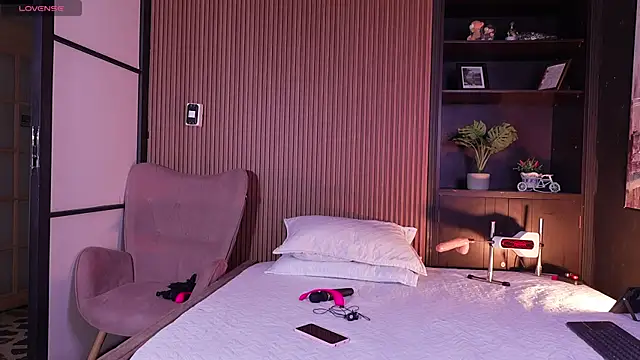 SamaraAnders  online show from 12/14/25, 05:35