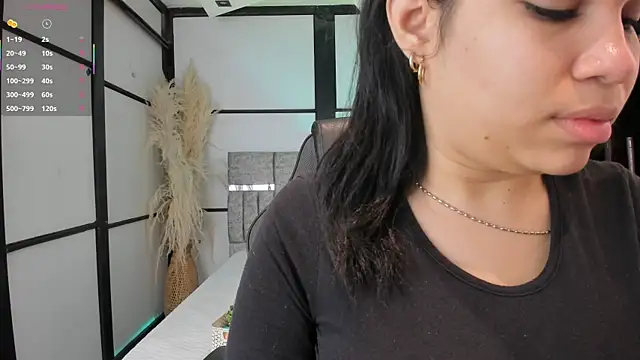 Snapshot of SamaraAnders_ chatting on 12/22/25, 05:18 SamaraAnders online show from 12/22/25, 05:18