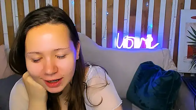 Laura Ellinss online show from 10/03/25, 12:36