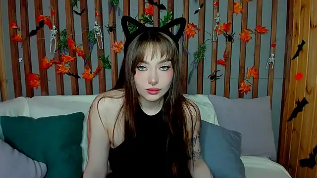Emily Tylerr online show from 10/28/25, 01:06