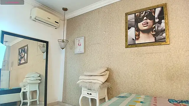 Miladiosa online show from 12/17/25, 12:10